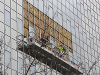 907419 Afbeelding van de restauratie van enkele gevelplaten op de zijgevel van het hoofdkantoor van Rabobank Nederland ...